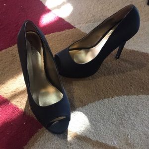 Shoes size 10. But cut fits like 9.5